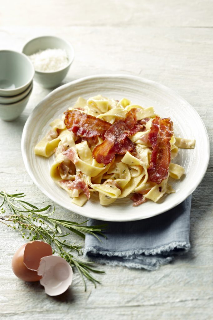 pasta-carbonara-met-twee-soorten-ham-en-bacon-jpg